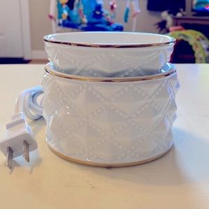 Scentsy diamond milk glass warmer